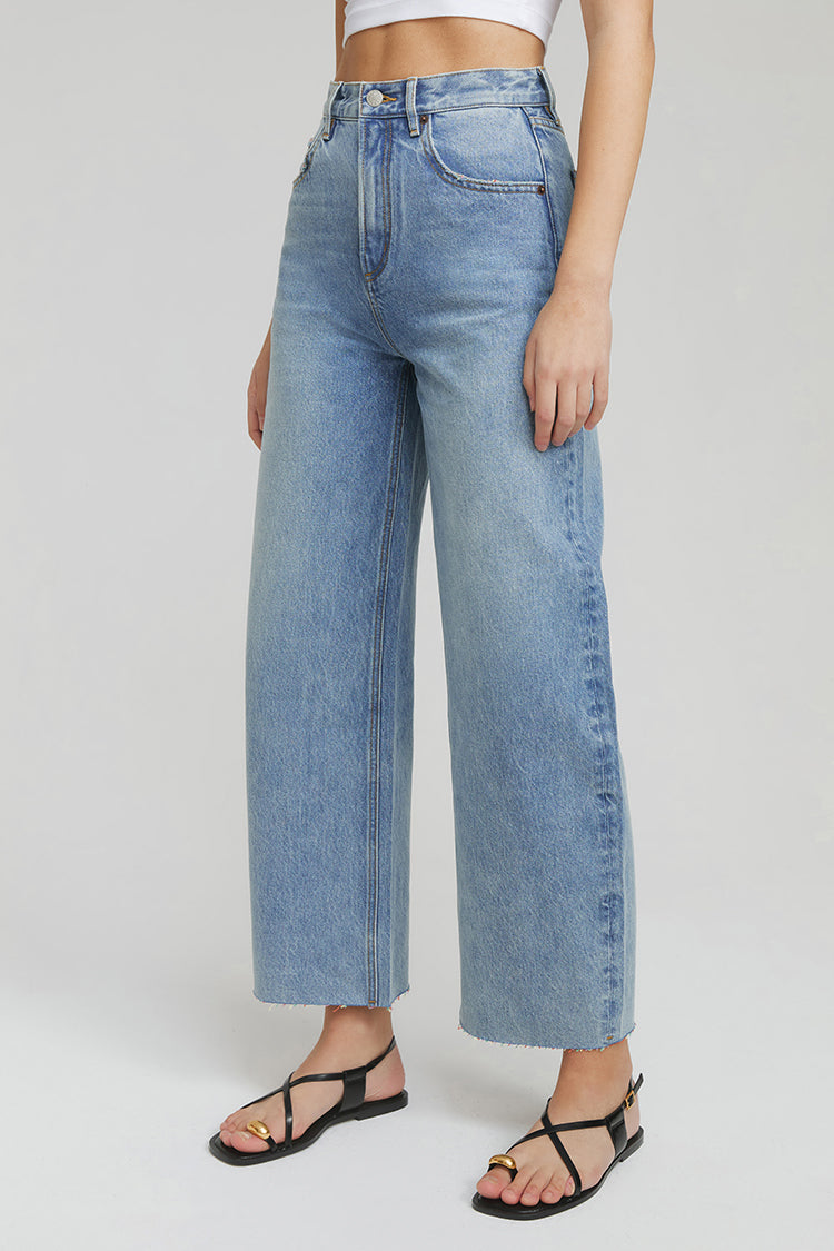 Moon Curve Raw Hem Crop Jeans HJ129