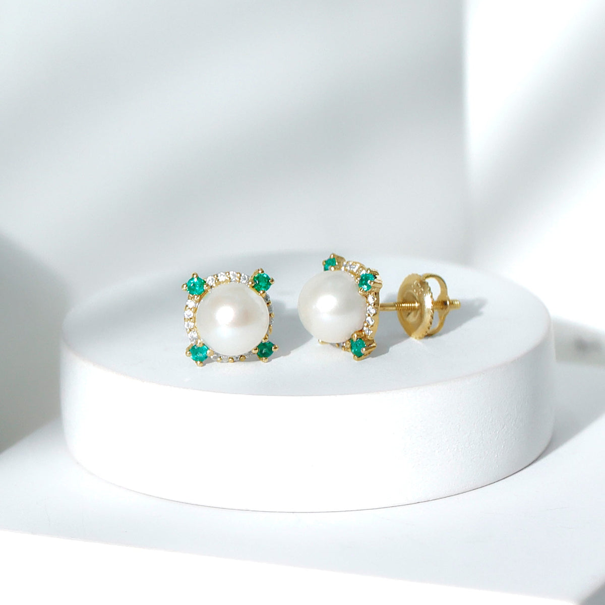 6 Carat Freshwater Pearl Bridal Stud Earrings with Emerald