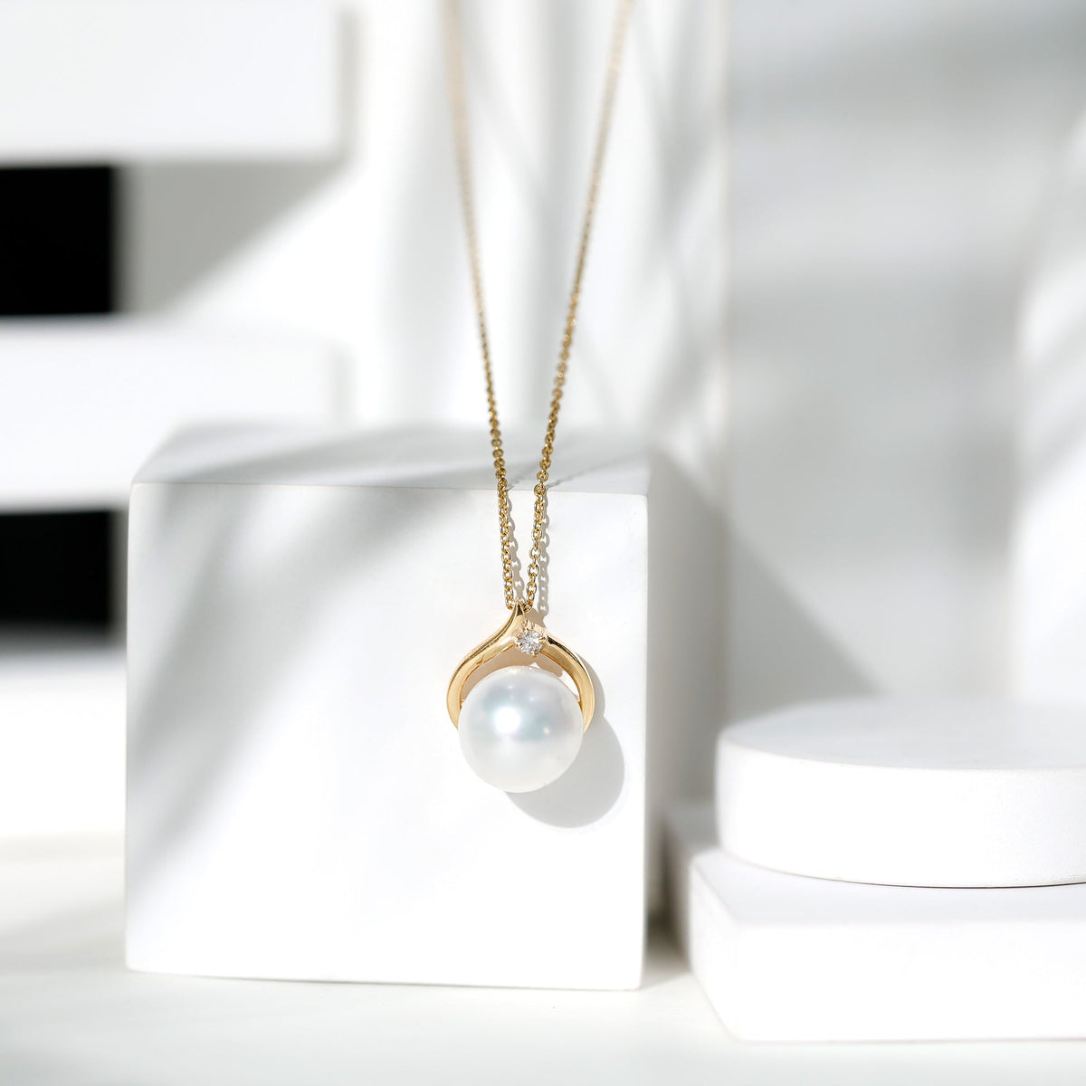 11 Carat White Pearl Solitaire Necklace with Diamond