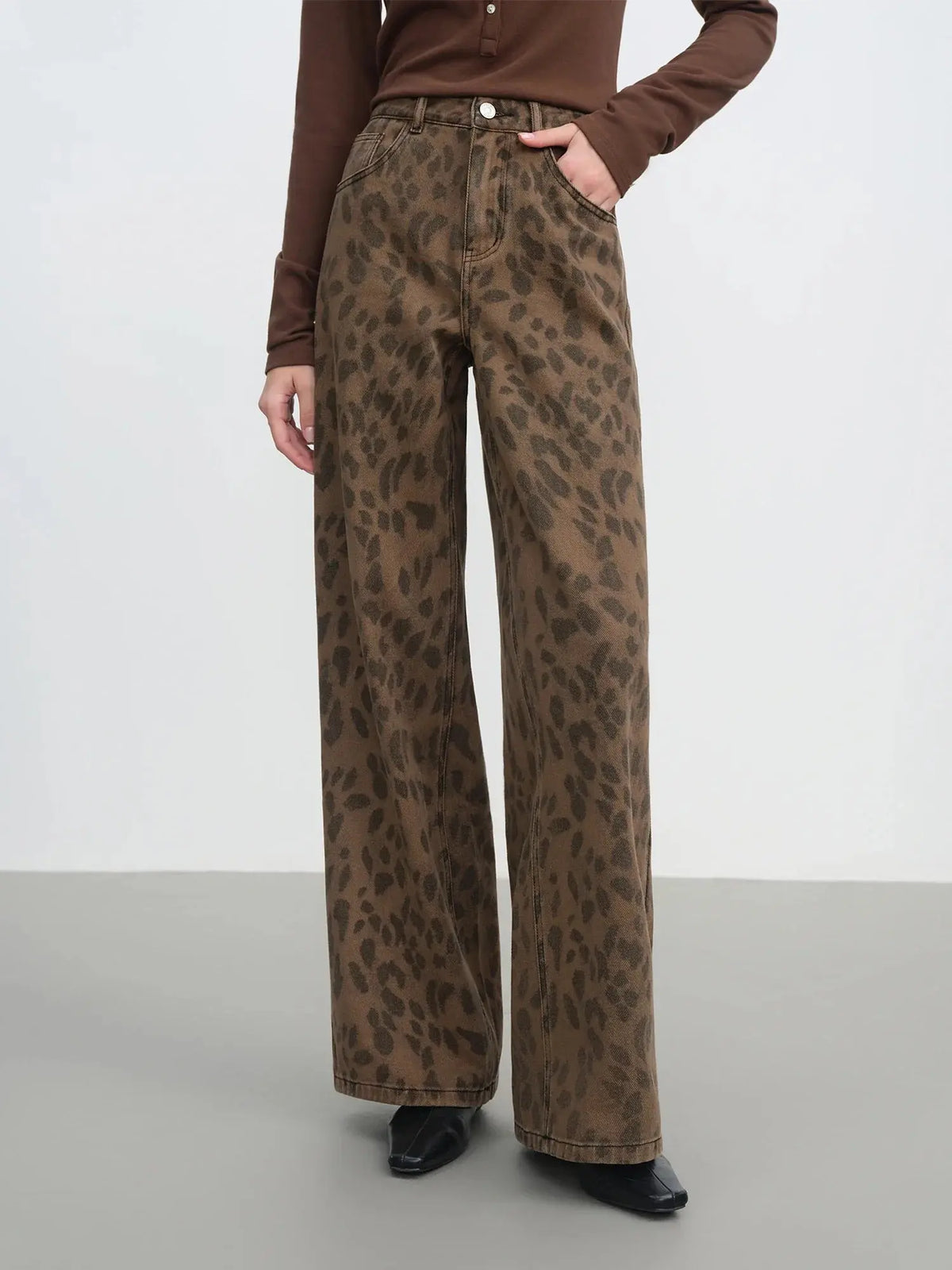 Chic Brown Straight-Leg Jeans: High-Waist Slim Fit