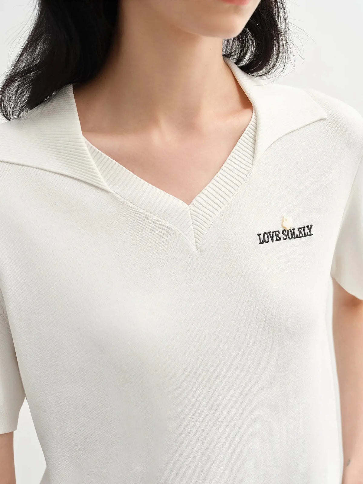 Women's Curve-Flattering Knit Top with Structured Collar